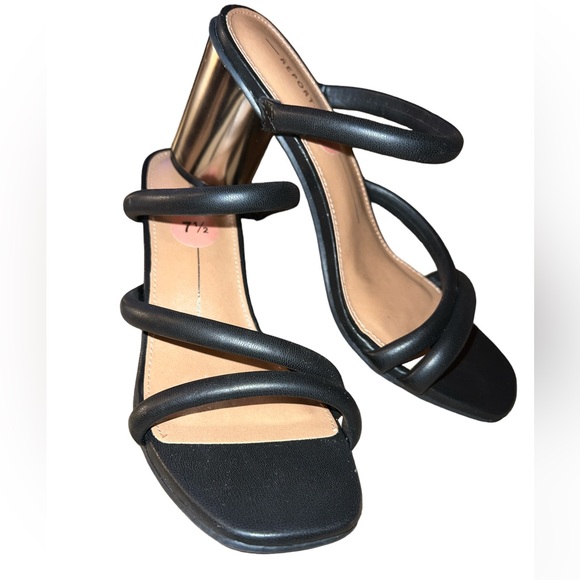 Report Heels 🖤 - Picture 2 of 3